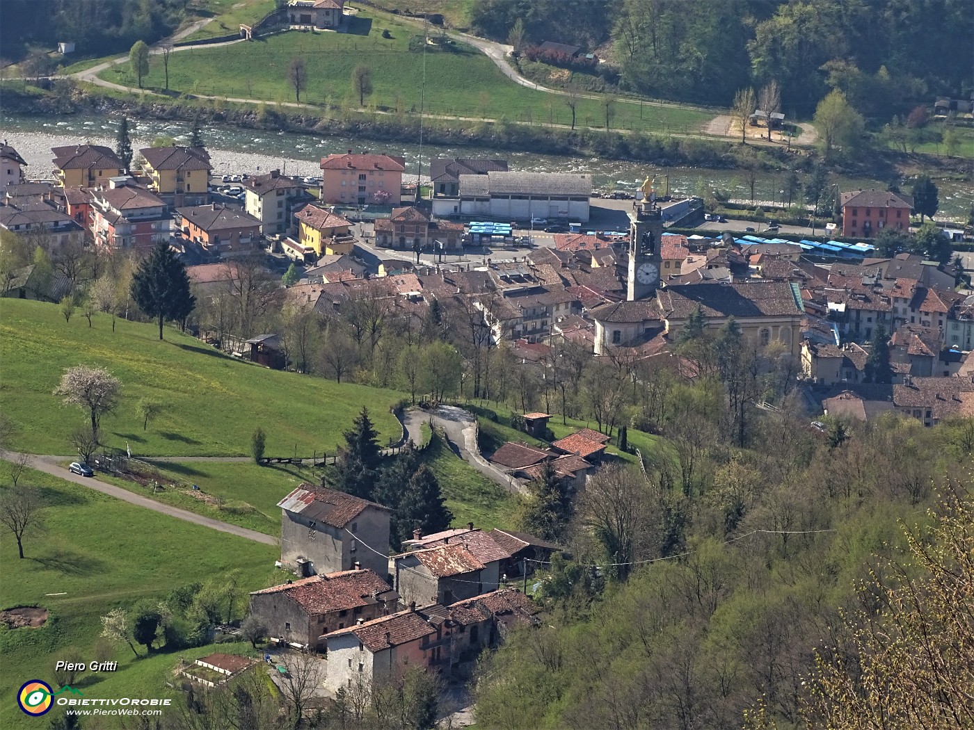 34 Dal Pizzo (921 m) zoom sul centro di Zogno (300 m).JPG